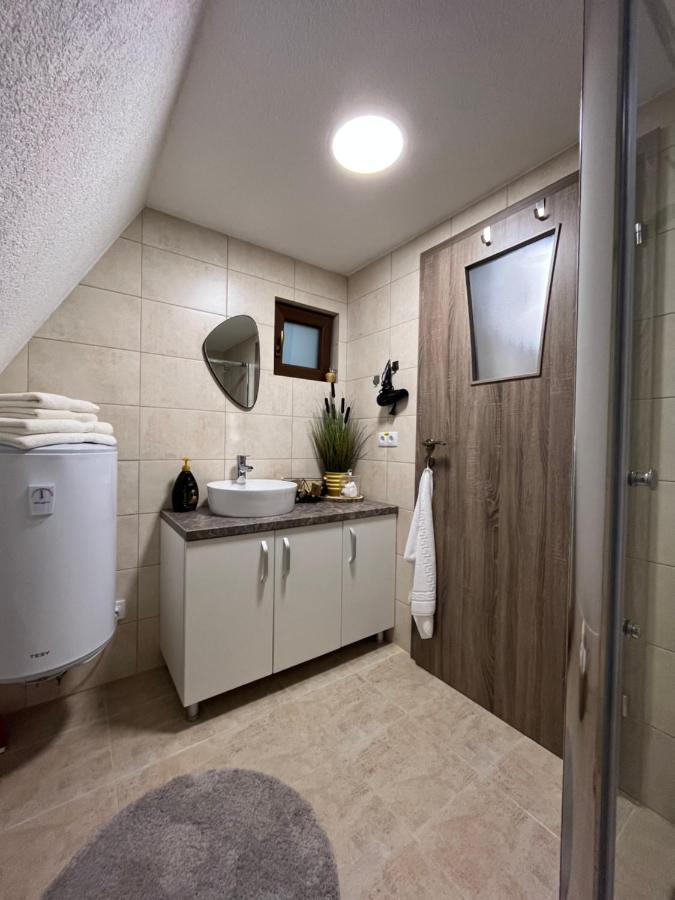 Casutele De Sub Padure Hotel Авриг Екстериор снимка